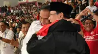 Presiden Joko Widodo atau Jokowi dan Ketua Umum Pengurus Besar Ikatan Pencak Silat Indonesia (IPSI) Prabowo Subianto memeluk atlet pencak silat peraih emas Asian Games 2018 Hanifan Yudani di Jakarta, Rabu (29/8). (Liputan6.com/HO/Biro Pers Setpres)