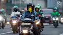 Pengendara sepeda motor mengenakan masker saat berkendara di Jakarta, Kamis (4/7/2019). Organisasi lingkungan Greenpeace menyatakan kualitas udara Jakarta saat ini terpantau sangat tidak sehat dengan angka 165 AQI atau Indeks Kualitas Udara. (merdeka.com/Imam Buhori)
