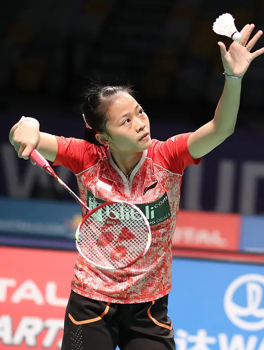 4. Fitriani - Tunggal putri nomor satu Indonesia saat ini terkenal dengan smash nya yang tidak biasa. Di banyak turnamen, pemain mungil ini sering melakukan jump smash untuk mengakhiri permainan. (BWF Badminton)