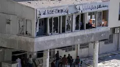 Orang-orang berkumpul di pintu masuk Rumah Sakit Jabal Amel yang rusak, setelah serangan udara Israel pada Senin (1/6) yang menghantam gedung di dekatnya, di kota pelabuhan selatan Tyre, Lebanon, Selasa 2 Juni 2026. (AP Photo/Mohammed Zaatari)