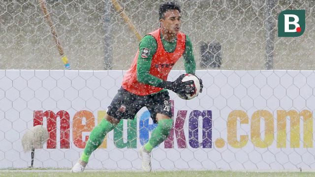 FOTO: Momen Unik Muhammad Ridho Pakai Rompi Saat MU Hadapi PSS Sleman di Piala Menpora