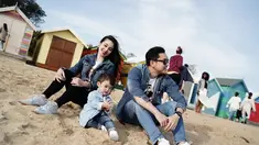 Sandra Dewi dengan suami dan anaknya menggunakan setelan busana denim saat liburan di Australia. Raphael Moeis anak mereka tampak asik bermain pasir ditemani kedua orang tuanya. (Liputan6.com/IG/@sandradewi88)
