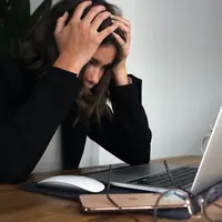 Ilustrasi orang stres berlebihan. (Foto: Unsplash/Elisa Ventur)