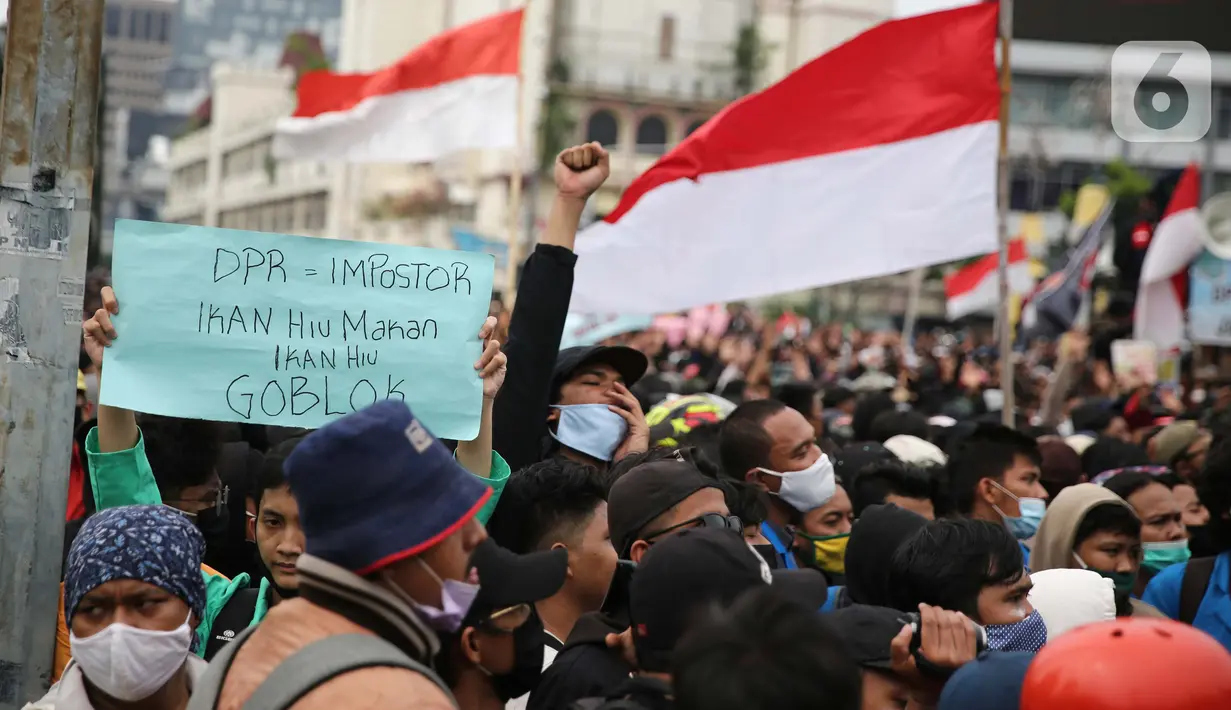 Pengunjuk rasa berkumpul saat berdemonstrasi menolak UU Cipta Kerja di kawasan Harmoni, Jakarta, Kamis (8/10/2020). UU Cipta Kerja yang disahkan beberapa waktu lalu memicu demonstasi sejumlah kalangan. (Liputan6.com/Faizal Fanani)