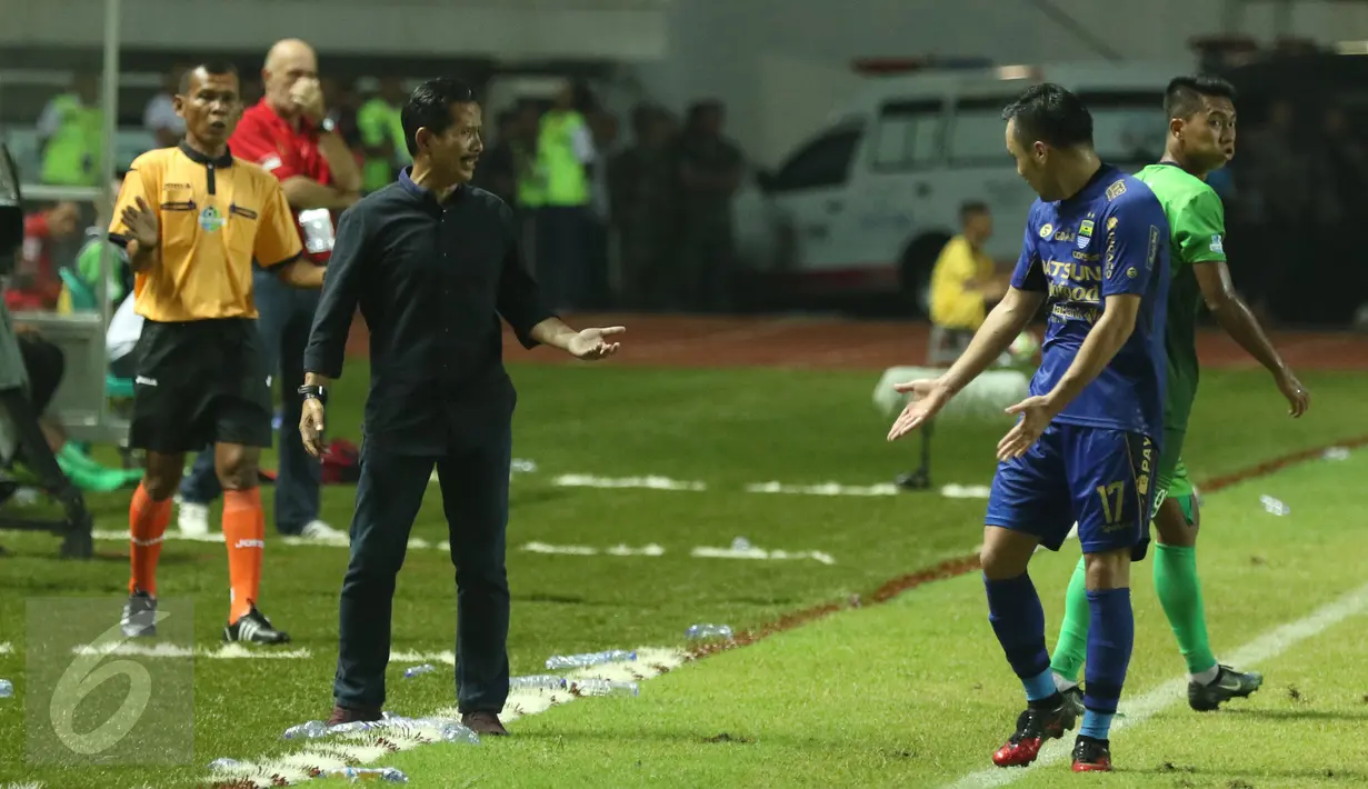 Pelatih Persib, Djajang Nurdjaman (tengah) memberi arahan pada Shohei Matsunaga pada lanjutan Liga 1 melawan PS TNI di Stadion Pakansari, Kab Bogor, Sabtu (22/4). PS TNI bermain imbang Persib 2-2. (Liputan6.com/Helmi Fithriansyah)