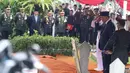 Menteri Pertahanan Sjafrie Sjamsoeddin (kedua kanan) saat memimpin prosesi pemakaman jenazah Jenderal TNI (Purn) Ryamizard Ryacudu di Taman Makam Pahlawan Nasional, Kalibata, Jakarta, Senin (1/6/2026). (Kapanlagi.com/Budy Santoso)