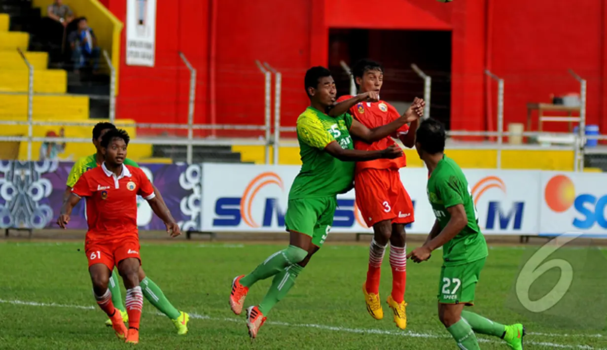 Duel udara terjadi di laga SCM Cup antara  Persija Jakarta kontra Persebaya Surabaya yang berakhir imbang 1-1 di Stadion H Agus Salim, Padang, Senin (19/1/2015). (Liputan6.com/Johan Tallo)
