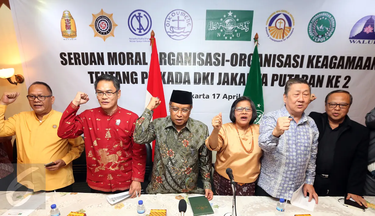 Ketua Umum PBNU Said Aqil Siradj berfoto bersama dengan pemuka agama lain usai pembacaan seruan moral tentang Pilkada DKI Jakarta putaran kedua di Jakarta, Senin (17/4). (Liputan6.com/Johan Tallo)