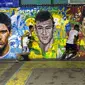 Mural di kota Rio de Janeiro, Brasil ini menggambarkan tiga bintang utama sepakbola dunia yang menjadi nomine FIFA Ballon d'Or 2015, Lionel Messi, Neymar, dan Cristiano Ronaldo. (AFP Photo/Yasuyoshi Chiba)