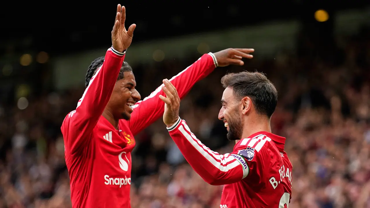 Pemain Manchester United Bruno Fernandes (kanan) merayakan gol bersama Marcus Rashford