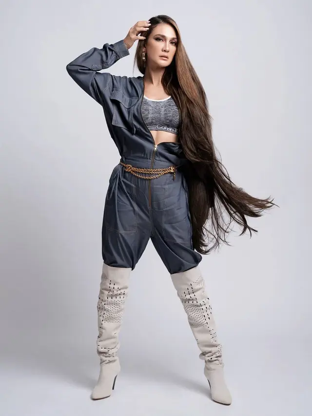 6 Pemotretan Luna Maya dengan Gaya Sporty, Bak Artis Hollywood