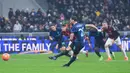 Pemain Inter Milan, Hakan Calhanoglu, melepaskan tendangan penalti saat melawan AC Milan pada laga Italia di Stadion Giuseppe Meazza, Senin (2411/2025). (AP Photo/Antonio Calanni)