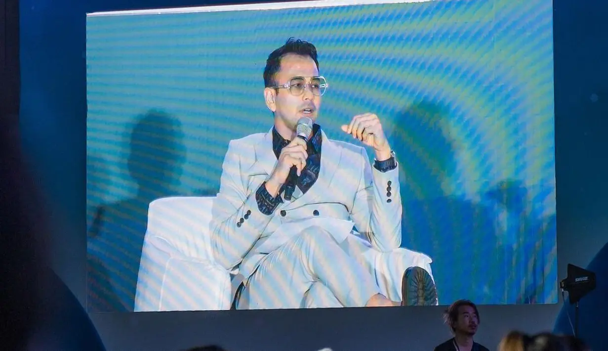 Raffi Ahmad mengenakan setelan jas warna light grey dipadukan kemeja batik dari Laskala Batik. [Foto: IG/raffinagita1717].