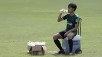 Pemain Timnas Indonesia U-22, Luthfi Kamal, melepas dahaga usai latihan di Stadion Madya Senayan, Jakarta, Kamis (24/1). Latihan ini merupakan persiapan jelang Piala AFF U-22. (Bola.com/Yoppy Renato)
