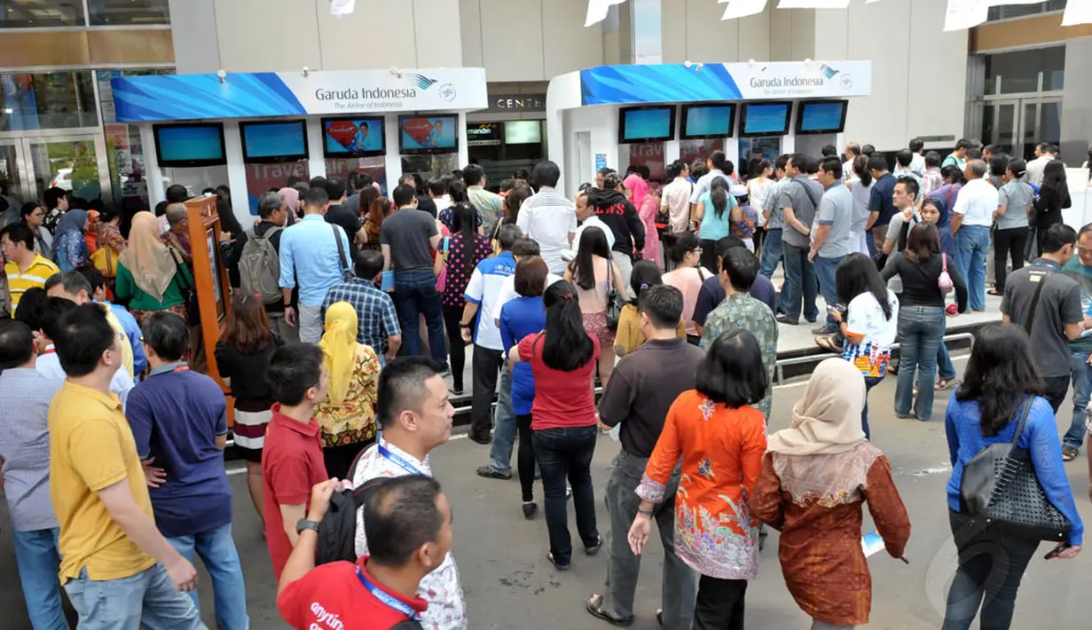 Ratusan orang antre di Pameran Garuda Indonesia Travel Fair (GATF) 2014 di JCC, Senayan, Jakarta, (12/9/14). (Liputan6.com/Panji Diksana)
