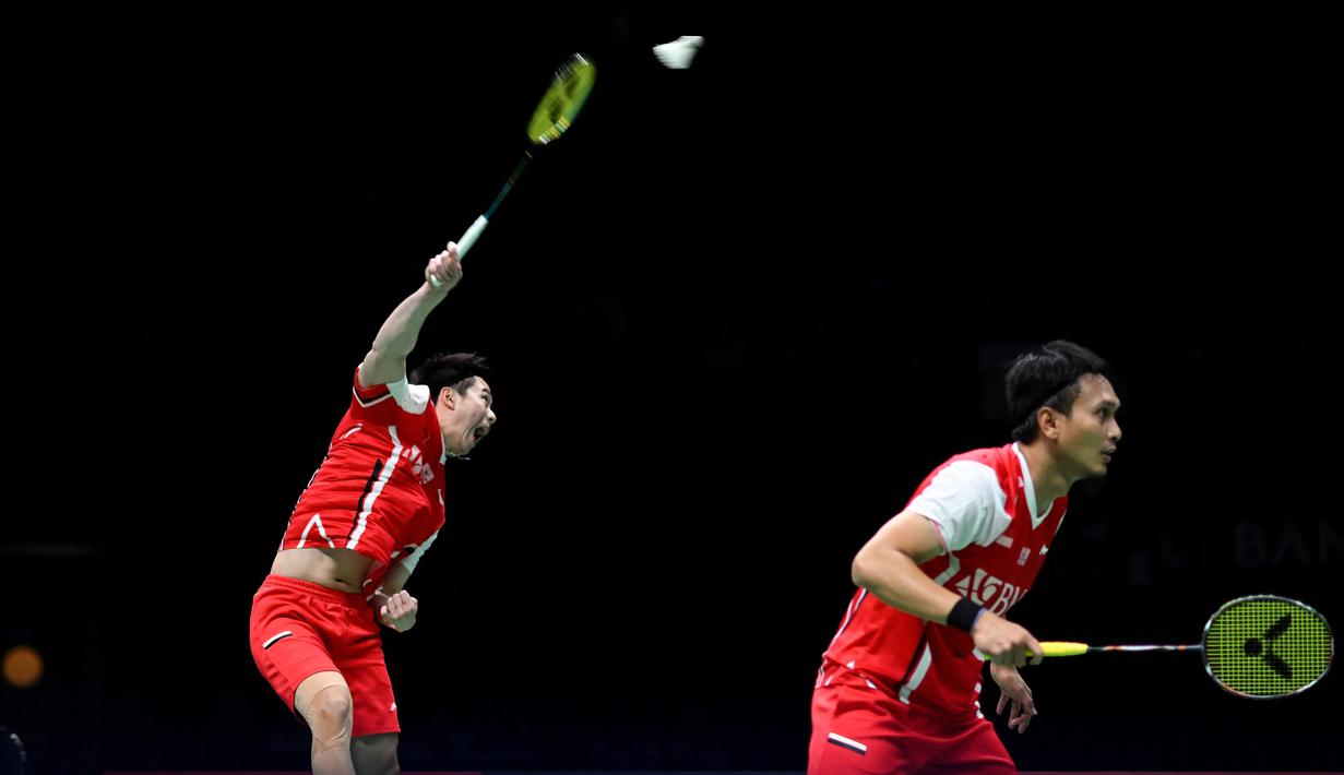 <p>Ganda putra bulu tangkis Indonesia Mohammad Ahsan (kanan) dan Kevin Sanjaya Sukamuljo bersaing dengan pasangan India Satwiksairaj Rankireddy dan Chirag Shetty pada final putra turnamen bulu tangkis Piala Thomas 2022 di Impact Arena, Bangkok, Thailand, Minggu (15/5/2022). Ahsan/Kevin harus mengakui keunggulan pasangan India 21-18, 21-23, 19-21. (Manan VATSYAYANA / AFP)</p>