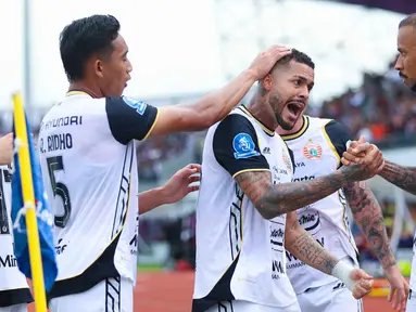 Pemain Persija merayakan gol yang dicetak Emaxwell Souza De Lima (tengah) saat melawan Persita pada pertandingan pekan ke-19 BRI Super League 2025/2026 di Indomilk Arena, Tangerang, Banten, Jumat (30/1/2026). Bertandang ke markas Persita Tangerang, Persija Jakarta berhasil mengemas poin penuh. (Bola.com/M Iqbal Ichsan)