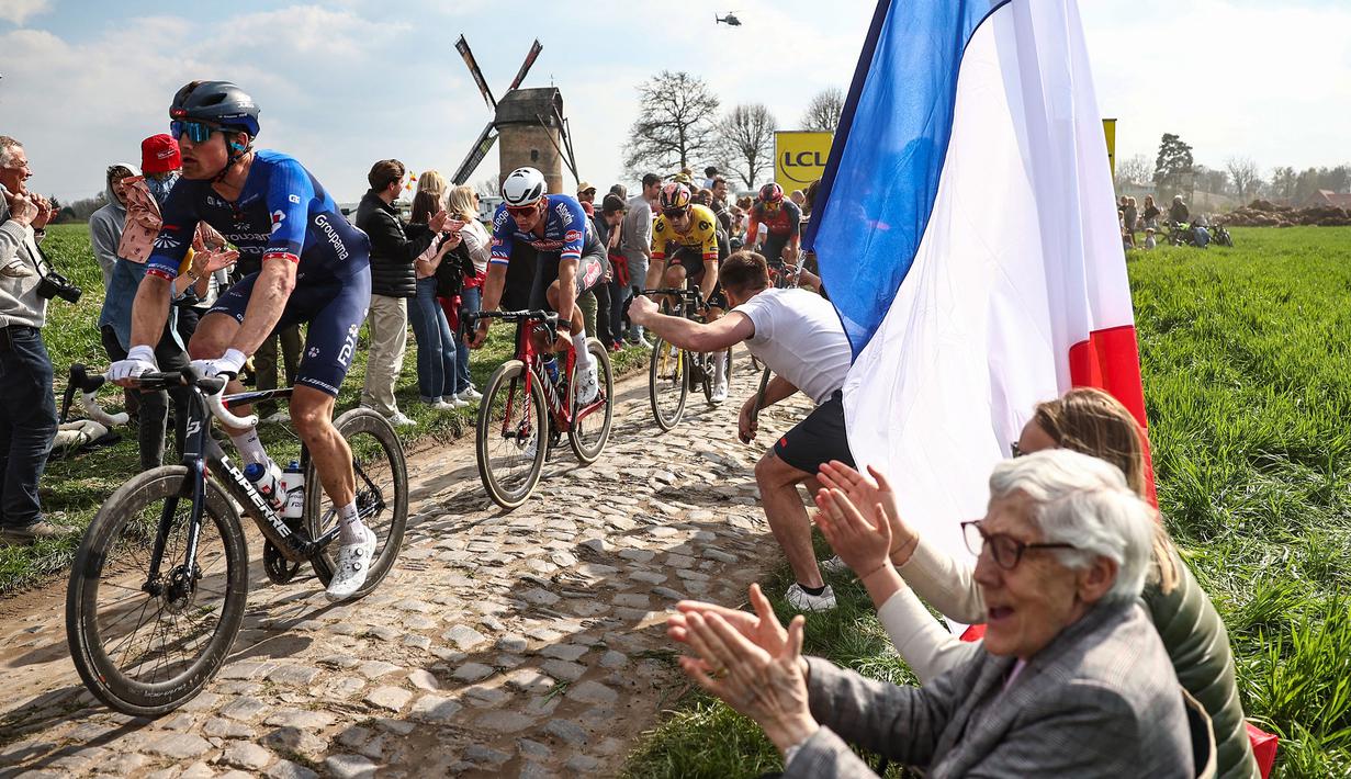 Pebalap Alpecin-Deceuninck, Mathieu Van der Poel (kedua kiri) memacu sepedanya saat ajang balap sepeda Paris Roubaix 2023 yang menempuh Compiegne hingga Roubaix, Prancis utara, 9 April 2023. (AFP/Anne-Christine Poujoulat)