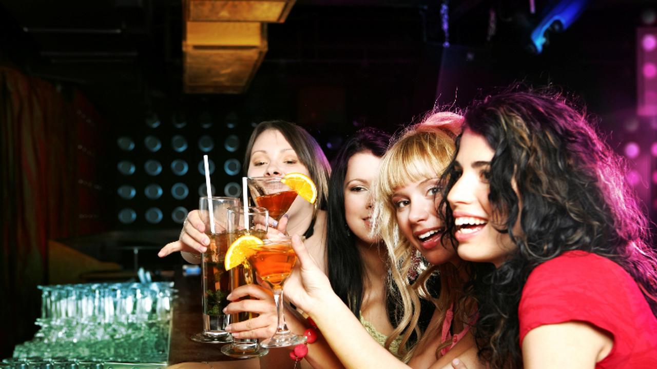 5 Efek Alkohol yang Lunturkan Kecantikan Wanita