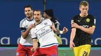 Dua pemain Hamburg, Emir Spahic (kiri) dan Pierre Michel Lasogga (tengah), merayakan gol ke gawang Borussia Dortmund pada laga Bundesliga di Volksparkstadion, Hamburg, Sabtu (21/11/2015) dini hari WIB. (AFP PHOTO / Carmen Jaspersen)