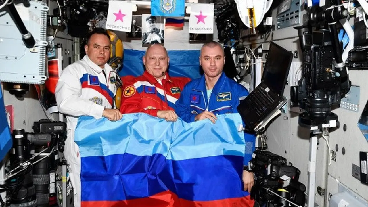 Tiga astronaut Rusia di Stasiun Luar Angkasa mengibarkan bendera Republik Rakyat Luhansk (Telegram Roscosmos)
