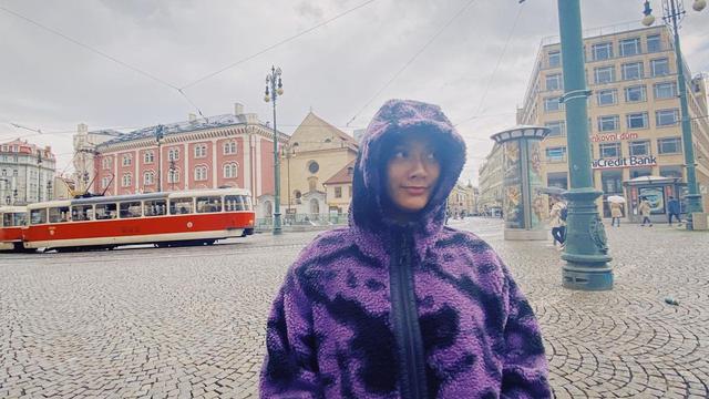 7 Potret Keseruan Tara Basro Pulang Kampung ke Praha, Kunjungi Rumah Mertua