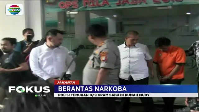 Komika sekaligus penyiar radio ini ditangkap atas kepemilikan narkoba jenis sabu seberat 0,19 gram.