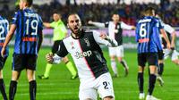 Striker Juventus, Gonzalo Higuain, merayakan gol yang dicetaknya ke gawang Atalanta pada laga Serie A Italia di Stadion Atleti Azzurri, Bergamo, Sabtu (23/11). Atalanta kalah 1-3 dari Juventus. (AFP/Miguel Medina)