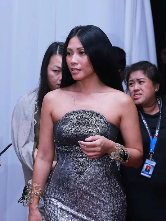 "Hanya orang Indonesia yang bilang kalau aku orang Perancis. Hahaha. Aku orang Indonesia berdarah Indonesia, dan di sana aku dibilangnya selalu orang Indonesia," kata Anggun di Hotel Keraton, Jakarta Pusat (1/6). (Galih W. Satria/Bintang.com)