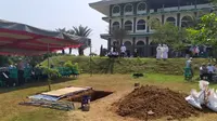 Makam almarhum ustaz Arifin Ilham di Pondok Pesantren yang berlokasi di Desa Cibadung, Kecamatan Gunung Sindur, Kabupaten Bogor. (Liputan6.com/Achmad Sudarno)