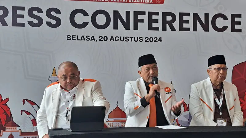 Presiden PKS Ahmad Syaikhu Bakar (tengah) dalam press conference Konsolidasi Nasional PKS di ICE BSD, Kabupaten Tangerang, Selasa (20/8/2024) (Liputan6.com/Pramita Tristiawati)