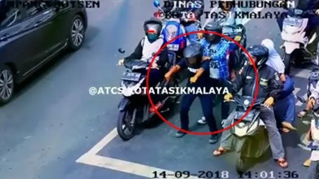 aksi pengendara motor di lampu merah (foto: @atckotatasikmalaya)