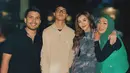 Tampak Aaliyah Massaid yang tampil elegan dengan dress monokromnya hadir bersama sang calon suami, Thariq Halilintar yang mengenakan atasan kaus dan celana panjang hitam.  [@angelinasondakh09].