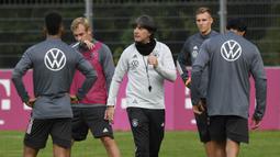 Pelatih Timnas Jerman, Joachim Loew, memimpin sesi latihan jelang laga UEFA Nations League di Stuttgart, Senin (31/8/2020). Jerman akan berhadapan dengan Spanyol. (AFP/Thomas Kienzle)