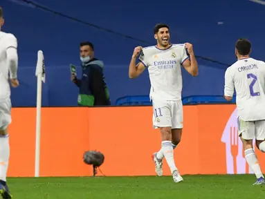 Pemain Real Madrid Marco Asensio (tengah) melakukan selebrasi usai mencetak gol ke gawang Inter Milan pada pertandingan sepak bola Grup D Liga Champions di Stadion Santiago Bernabeu, Madrid, Spanyol, 7 Desember 2021. Real Madrid menang 2-0. (OSCAR DEL POZO/AFP)