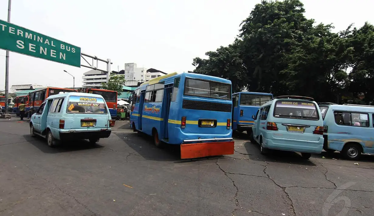Angkutan umum yang semula bertarif normal Rp. 3.000 akan naik senilai Rp. 1.000 menjadi Rp. 4.000, Jakarta, Senin (24/11/2014). (Liputan6.com/Faizal Fanani) 