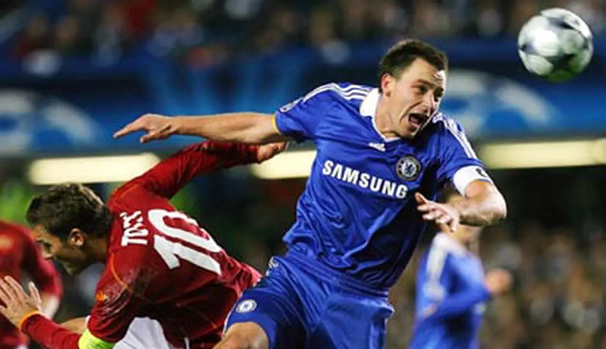 Chelsea's captain and match goal scorer, John Terry vies with AS Roma's captain Francesco Totti during their Champions League Group A match at Stamford Bridge on October 22, 2008. AFP PHOTO/CARL DE SOUZA 