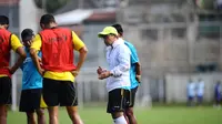 Pelatih Arema FC, Aji Santoso saat memimpin latihan (Liputan6.com/Rana Adwa)