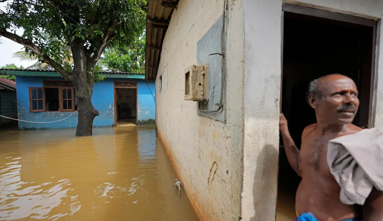 Ketinggian air di beberapa wilayah di Sri Lanka setinggi dada orang dewasa. (AP Photo/Eranga Jayawardena)