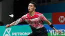 Jonatan Christie saat melawan Kenta Nishimoto pada pertandingan bulu tangkis tunggal putra Malaysia Open 2023 di Bukit Jalil Axiata Arena, Kuala Lumpur, Malaysia, Kamis (12/1/2023). Jonathan Christie kalah dua gim langsung dari Kenta Nishimoto dengan skor 15-21 dan 17-21. (AP Photo/Kien Huo)