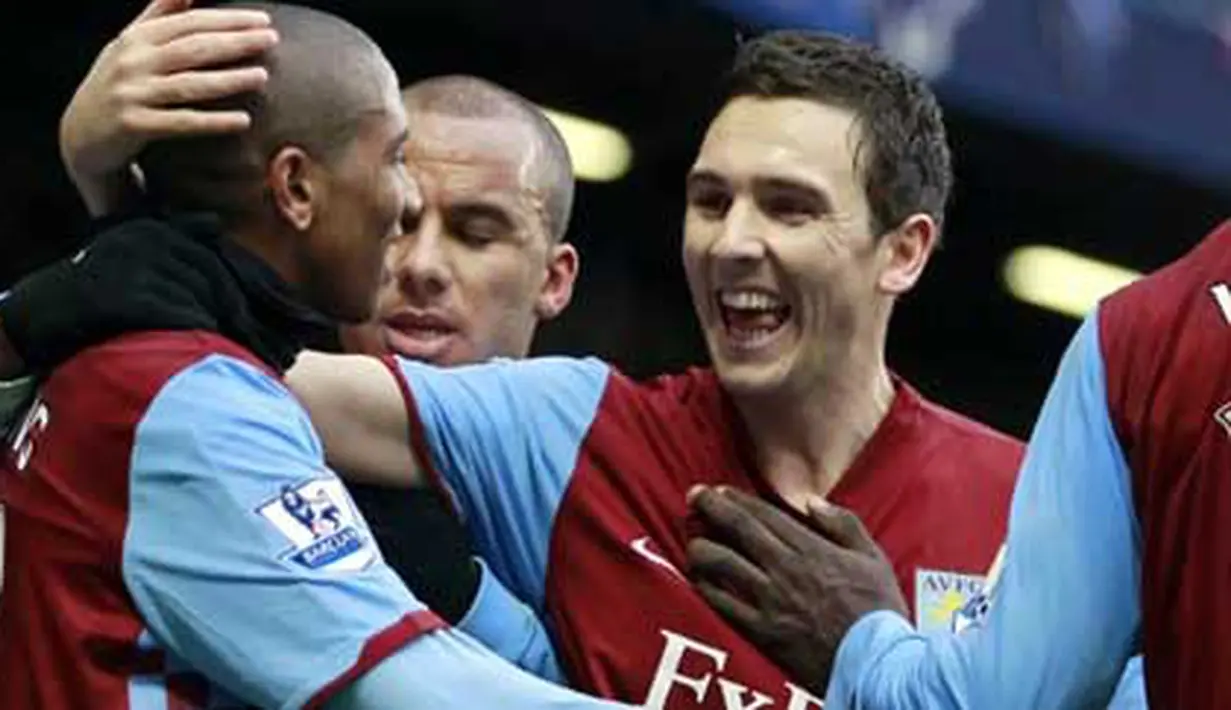 Winger Aston Villa, Ashley Young (kiri) mendapat selamat dari rekan-rekannya, Stewart Downing (ketiga dari kiri) seusai mengeksekusi penalti di laga lawan Chelsea di Stamford Bridge, 2 Januari 2011. Skor 3-3. AFP PHOTO / IAN KINGTON