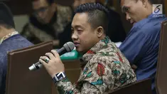 Asisten Pribadi Menpora Imam Nahrawi, Miftahul Ulum saat menjadi saksi pada sidang lanjutan kasus suap dana hibah dari Kemenpora kepada KONI dengan terdakwa Ending Fuad Hamidy di Pengadilan Tipikor Jakarta, Kamis (25/4). Sidang mendengar keterangan saksi-saksi. (Liputan6.com/Helmi Fithriansyah)