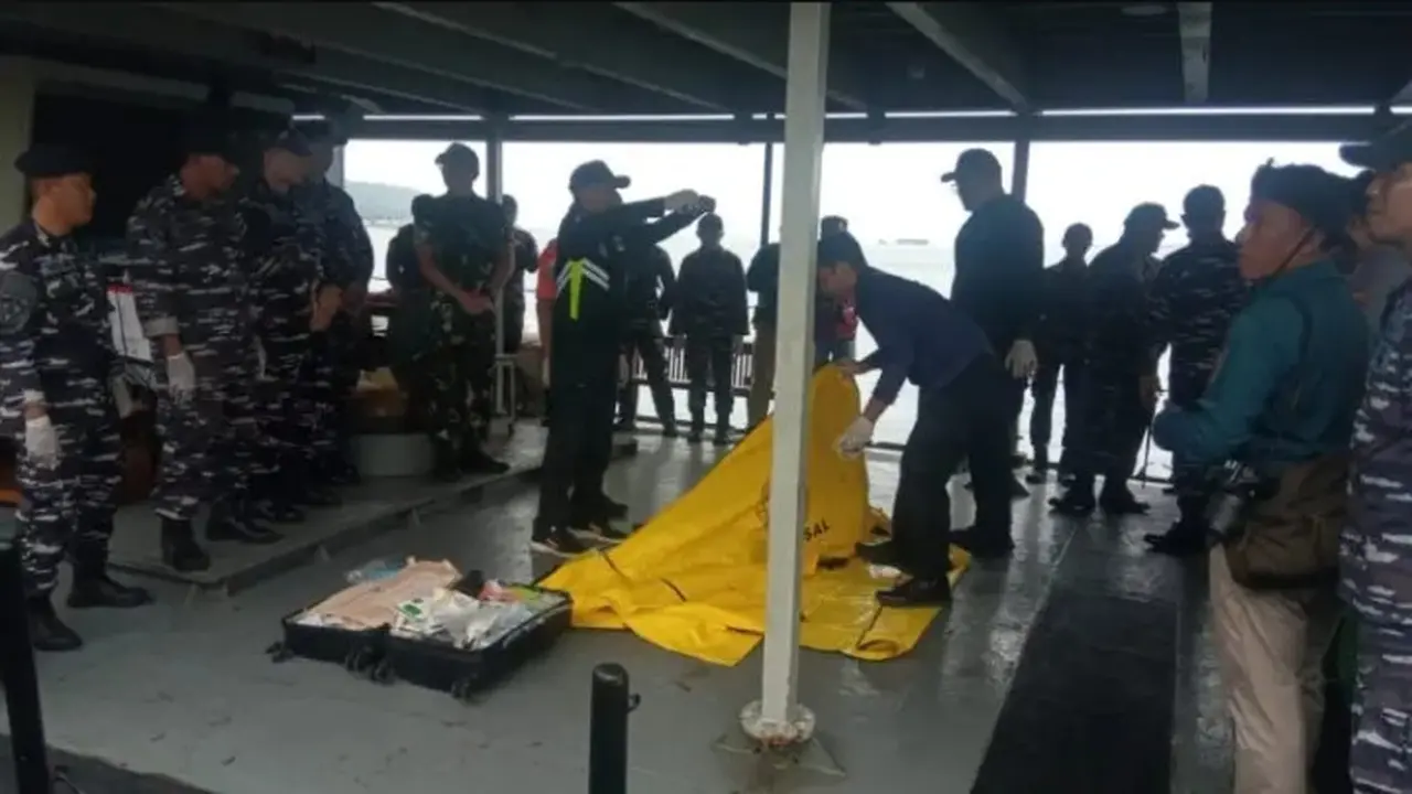 Satu Jenazah berhasil dievakuasi diduga korban tenggelamnya KMP Tunu Pratama Jaya di Selat Bali (Istimewa)