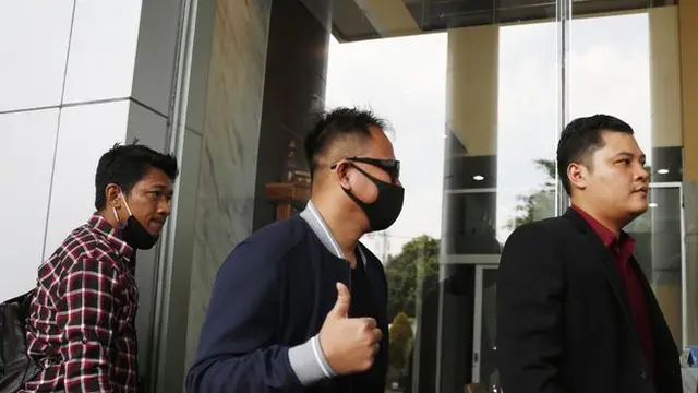 7 Potret Vicky Prasetyo Digiring ke Dalam Mobil Tahanan, Tetap Tegar