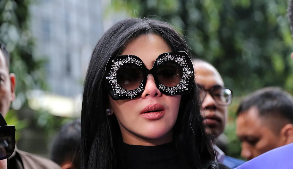 Penyanyi Syahrini disebut telah menerima dana sampai Rp 1,3 Miliar untuk keberangkatannya bersama belasan anggota keluarga. Namun, menurut Syahrini, itu merupakan estimasi dari pihak First Travel untuk kelas VVIP. (Adrian Putra/Bintang.com)