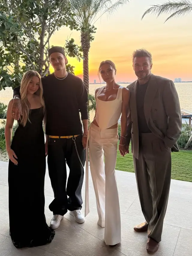 OOTD Hitam Putih Victoria Beckham Rayakan Ulang Tahun ke 51, Tampil Menyala dengan Outfit Santai hingga Formal