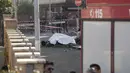 Sisa-sisa yang terbakar salah satu dari dua pesawat U-208 Angkatan Udara Italia yang jatuh ditutup dengan kain putih di distrik pemukiman tempat jatuhnya, di Guidonia, di pinggiran Roma, Selasa (7/3/2023). Dua pesawat U-208 itu sedang dalam penerbangan latihan rutin di atas ibukota Italia saat saat mereka mengalami kecelakaan itu. (AP Photo/Andrew Medichini)