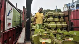 Pekerja melakukan bongkar muat tabung LPG 3 kg di salah satu agen di Jakarta Pusat, Kamis (14/7/2022). Imbas kenaikan harga jual LPG nonsubsidi Rp 2.000 per kg, pengelola agen gas mengungkapkan banyak warga mulai beralih ke LPG 3 kg subsidi atau gas melon karena harga gas nonsubsidi terlampau tinggi di tengah kondisi ekonomi yang makin sulit. (merdeka.com/Iqbal S. Nugroho)