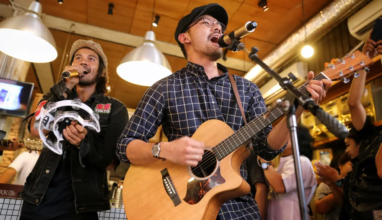 Ditemui di jumpa pers film Filosofi Kopi 2, Chicco menceritakan perasaannya saat bernyanyi. Ia pun mengatakan bahwa dunia tarik suara menjadi tantangan baru sehingga berhasil membuat dirinya gugup. (Adrian Putra/Bintang.com)