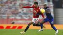 Striker Manchester United, Marcus Rashford, berebut bola dengan pemain Southampton, Moussa Djenepo, pada laga Liga Inggris di Stadion Old Trafford, Selasa (2/2/2021). Setan Merah menang dengan skor 9-0. (Phil Noble/Pool via AP)